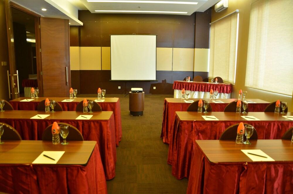 Grand Cakra Hotel Malang Esterno foto