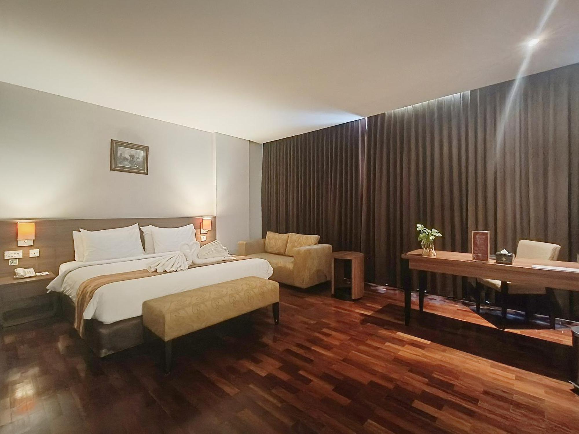 Grand Cakra Hotel Malang Esterno foto