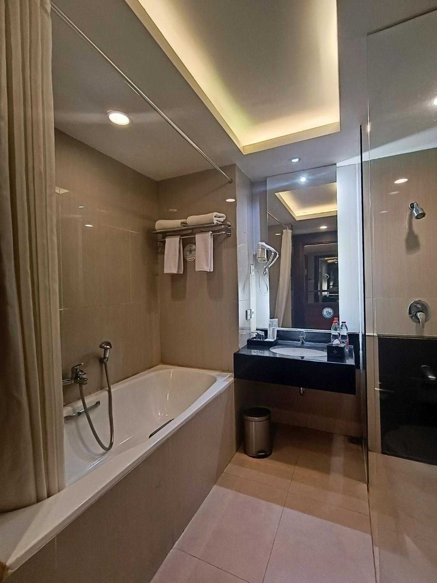 Grand Cakra Hotel Malang Esterno foto