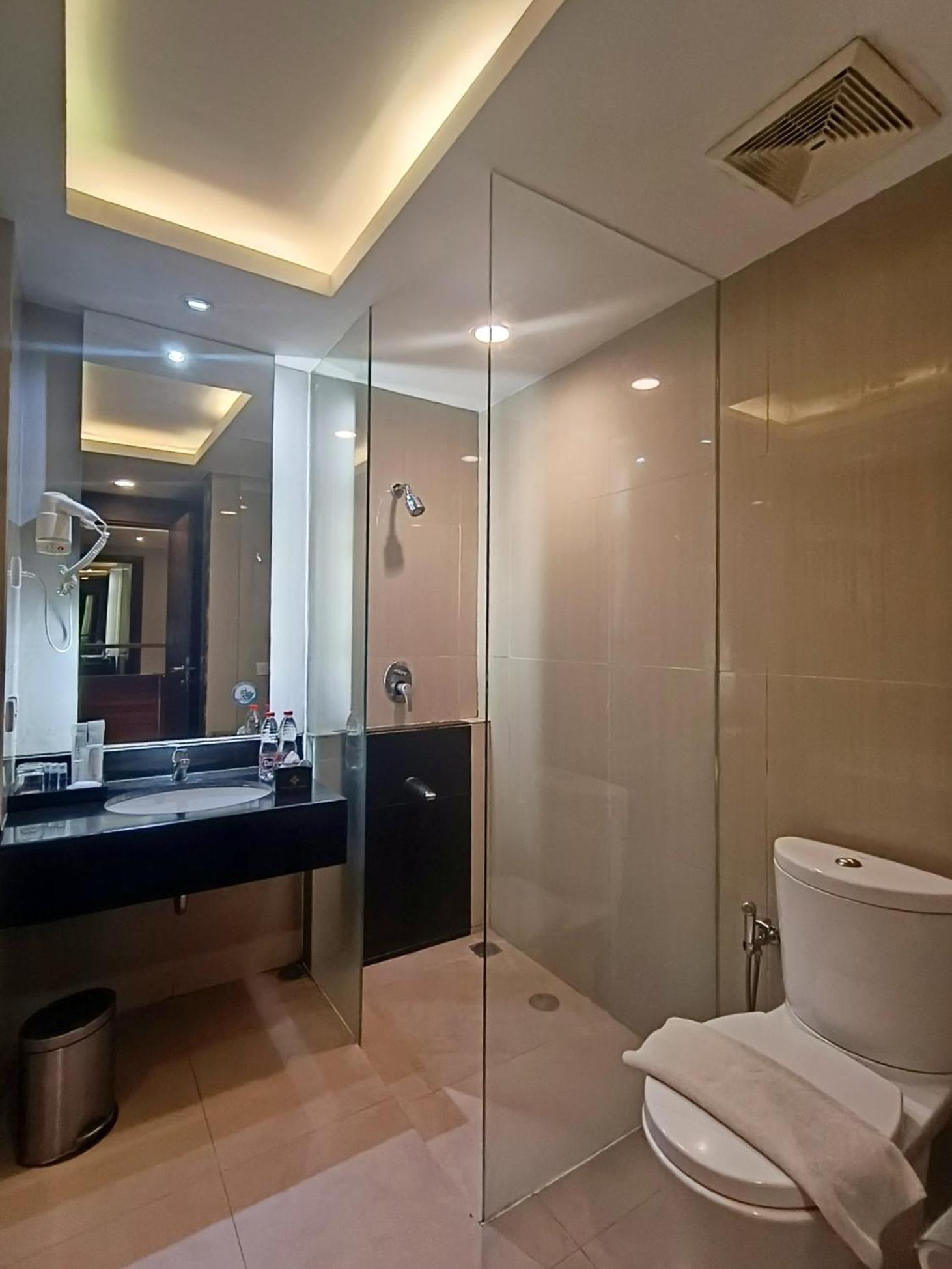 Grand Cakra Hotel Malang Esterno foto